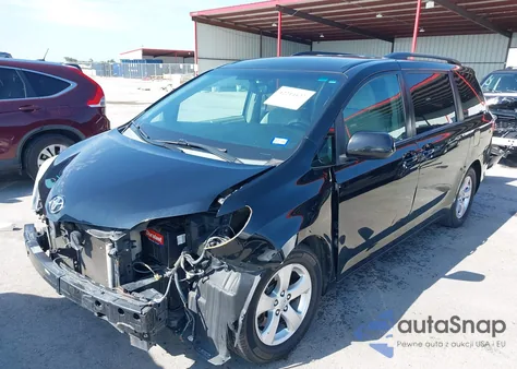 2015 Toyota Sienna Le 8 Passenger z USA, uszkodzony, nr VIN 5TDKK3DC0FS613377